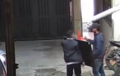 En las imágenes del circuito de cámaras de seguridad de la vivienda donde habita el joven, a las que tuvo acceso el sistema informativo, se registró cómo varios delincuentes, de la manera más pacífica, ingresaron y poco a poco fueron sacando sus pertenencias - crédito captura de pantalla City Tv