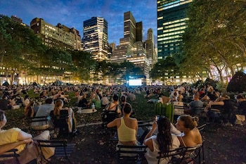 Los asistentes llegan desde las 17:00 para extender mantas y disfrutar de un picnic antes del inicio de la película.