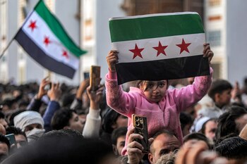 Miles de personas celebraron la caída del régimen de Bashar Al Assad en distintos puntos de Siria (AFP/Bakr ALKASEM/ARCHIVO)