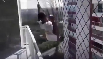 Un trabajador realiza la instalación