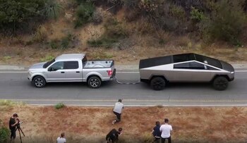La Cybertruck de Tesla tirando