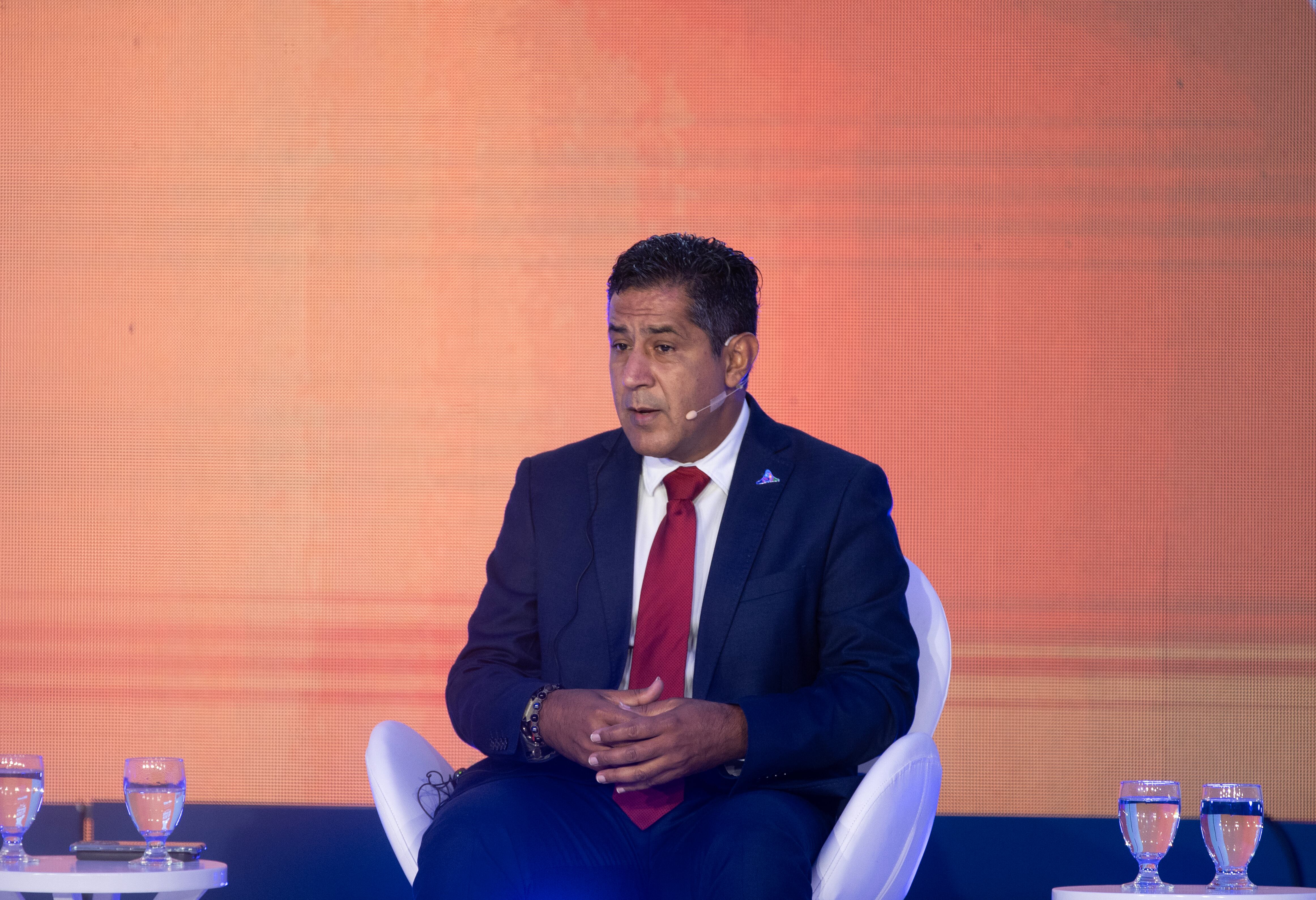 El jefe de fracción de Pueblo Soberano, Nogui Acosta, ofreció una disculpa por las declaraciones de Murillo y pidió elevar el nivel del debate legislativo. EFE/Orlando Barría