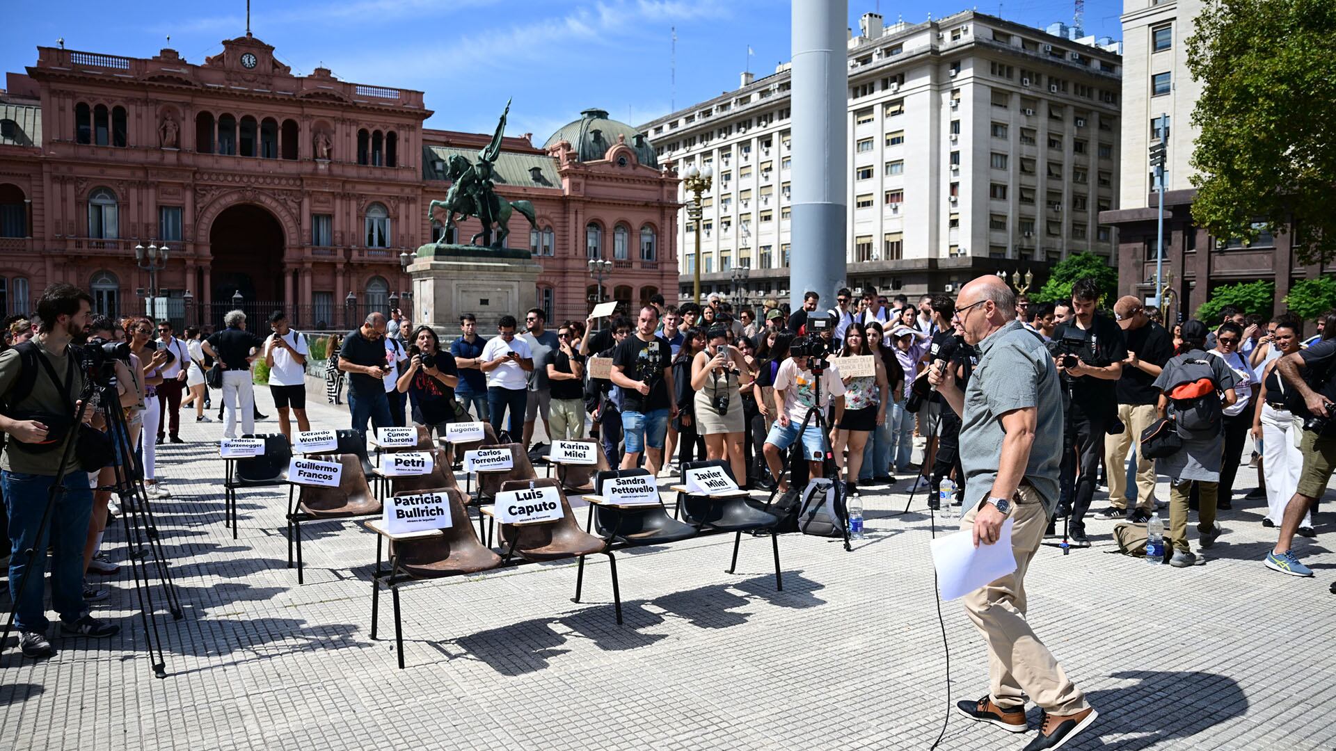 La clase magistral que dictaron autoridades universitarias en Plaza de Mayo, en marzo (Maximiliano Luna).