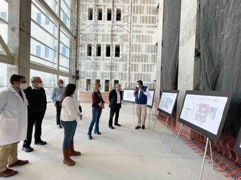 AMLO supervisando la construcción