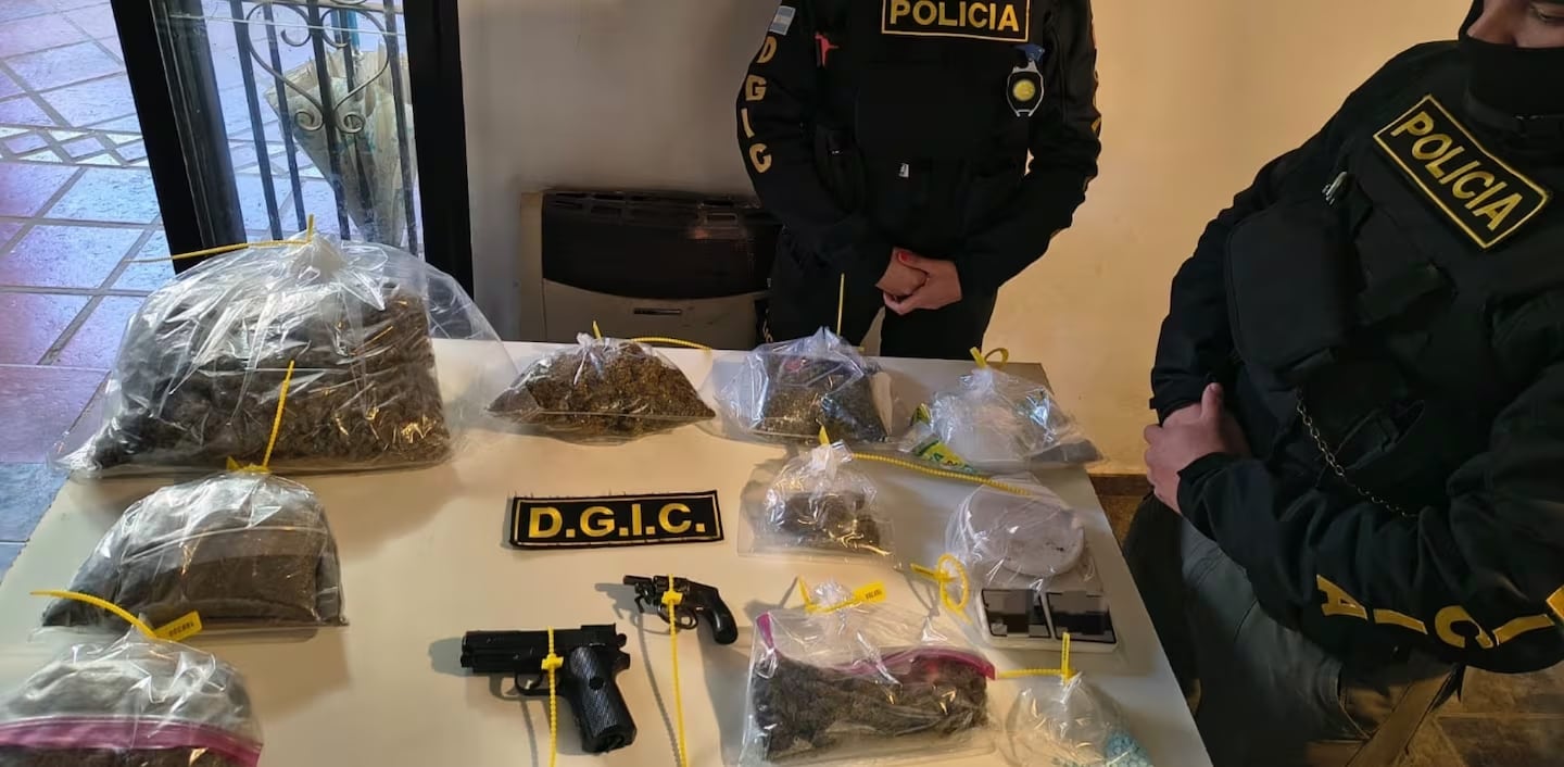 Las drogas y armas de fuego que fueron secuestradas en la casa del segundo empleado municipal detenido (Gentileza: El Doce.tv)