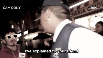 El youtuber conocido como Poly Rony, quien se dedica a entrevistar a turistas en el parque Kennedy y alrededores, fue impedido de seguir grabando por personal del Municipio de Miraflores.