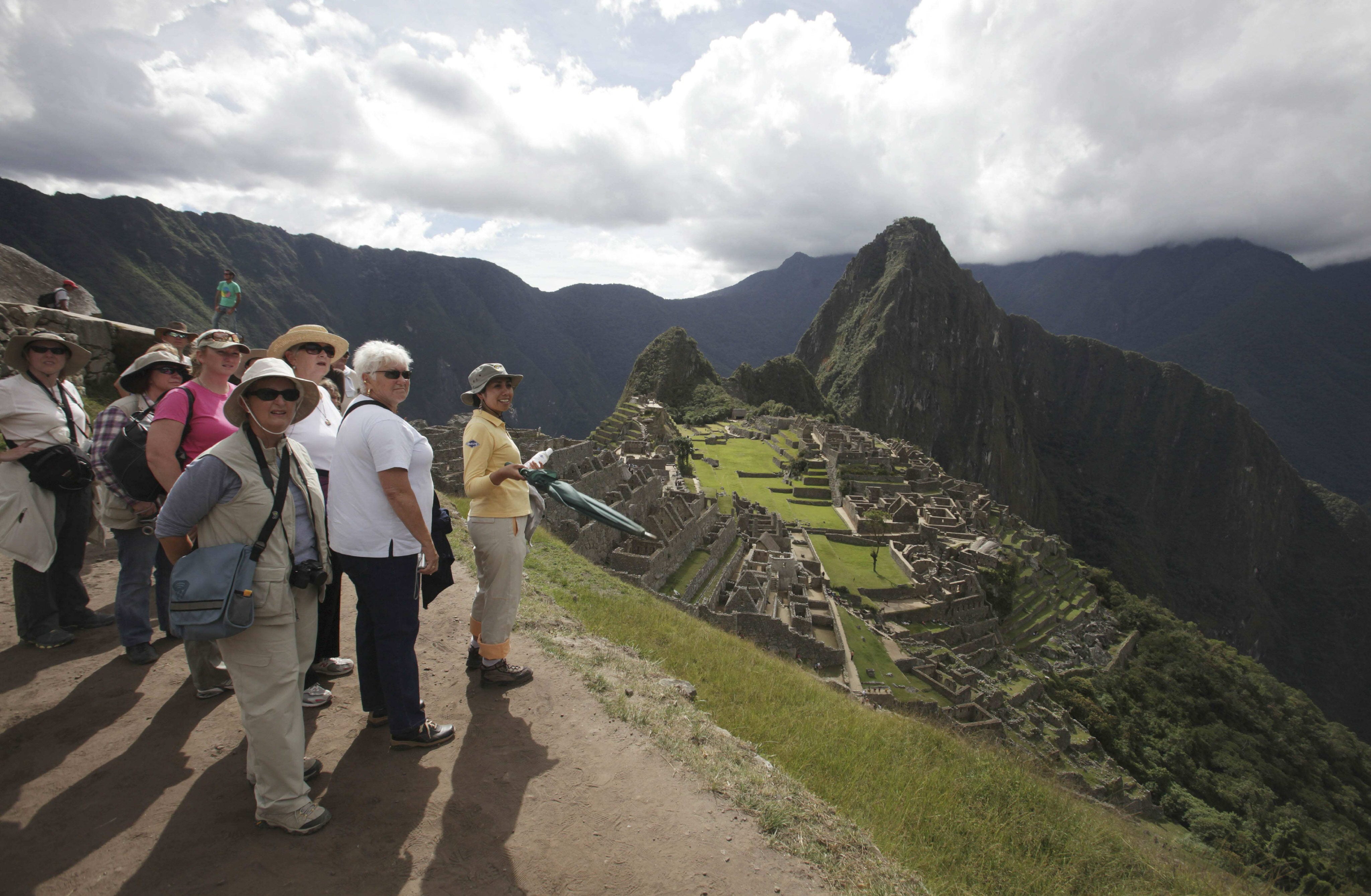 Fotografía de archivo en la que se ve un grupo de turistas en la ciudadela inca de Macchu Picchu (Perú). EFE/Paolo Aguilar
