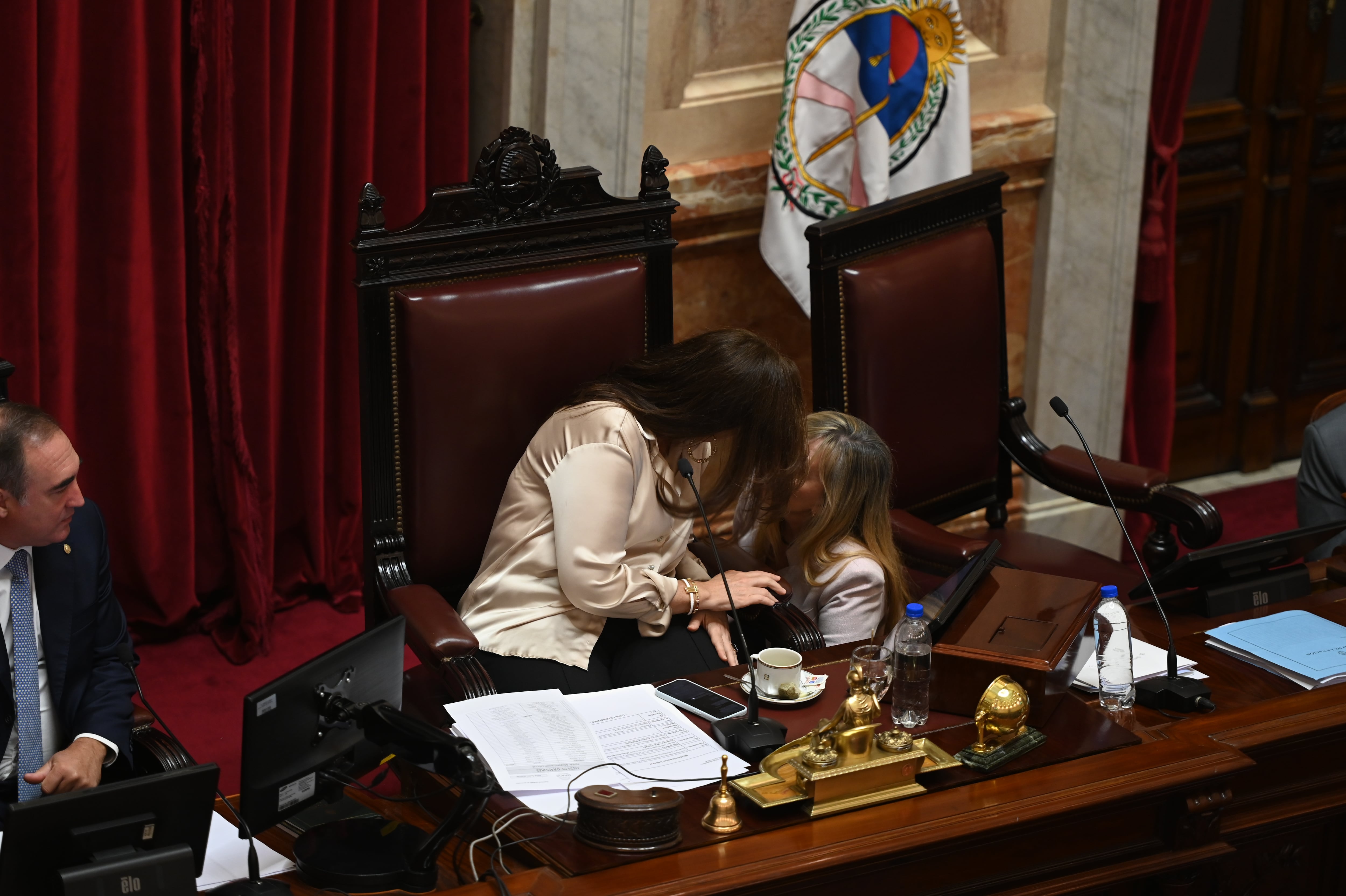 La vicepresidenta, Victoria Villarruel, dialoga con la cristinista Juliana di Tullio. La oficialista -en los papeles- no pudo alejarse del conflicto y mantuvo un cortocircuito con Patricia Bullrich