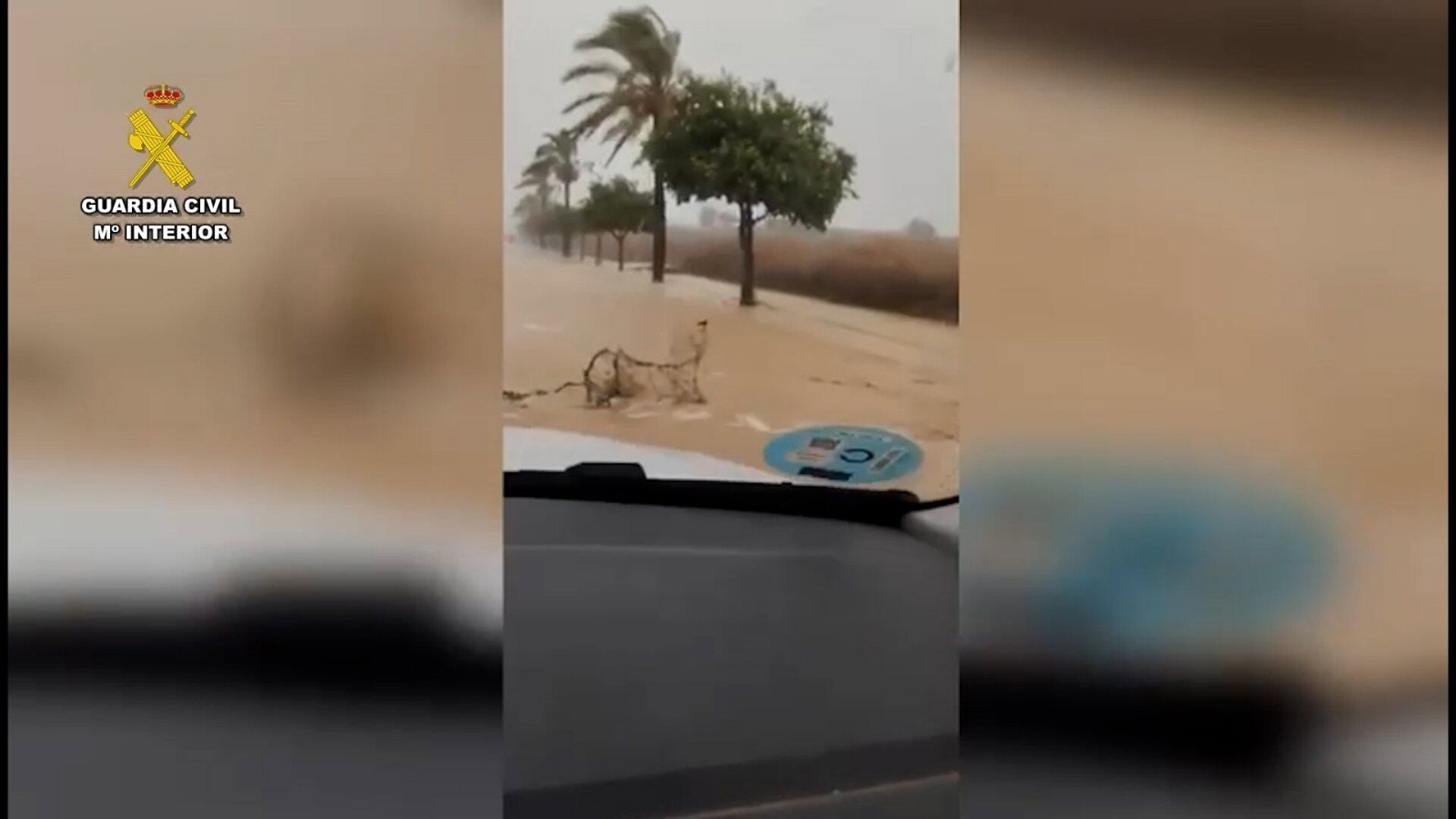 Guardia Civil rescató a dos personas atrapadas en un coche y en una finca por las lluvias del miércoles
