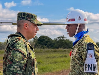 El general Hugo Alejandro López Barreto agradece a militares y comunidad de Putumayo por el rescate tras el accidente del Hércules C-130 de la FAC - crédito prensa Fuerzas Militares
