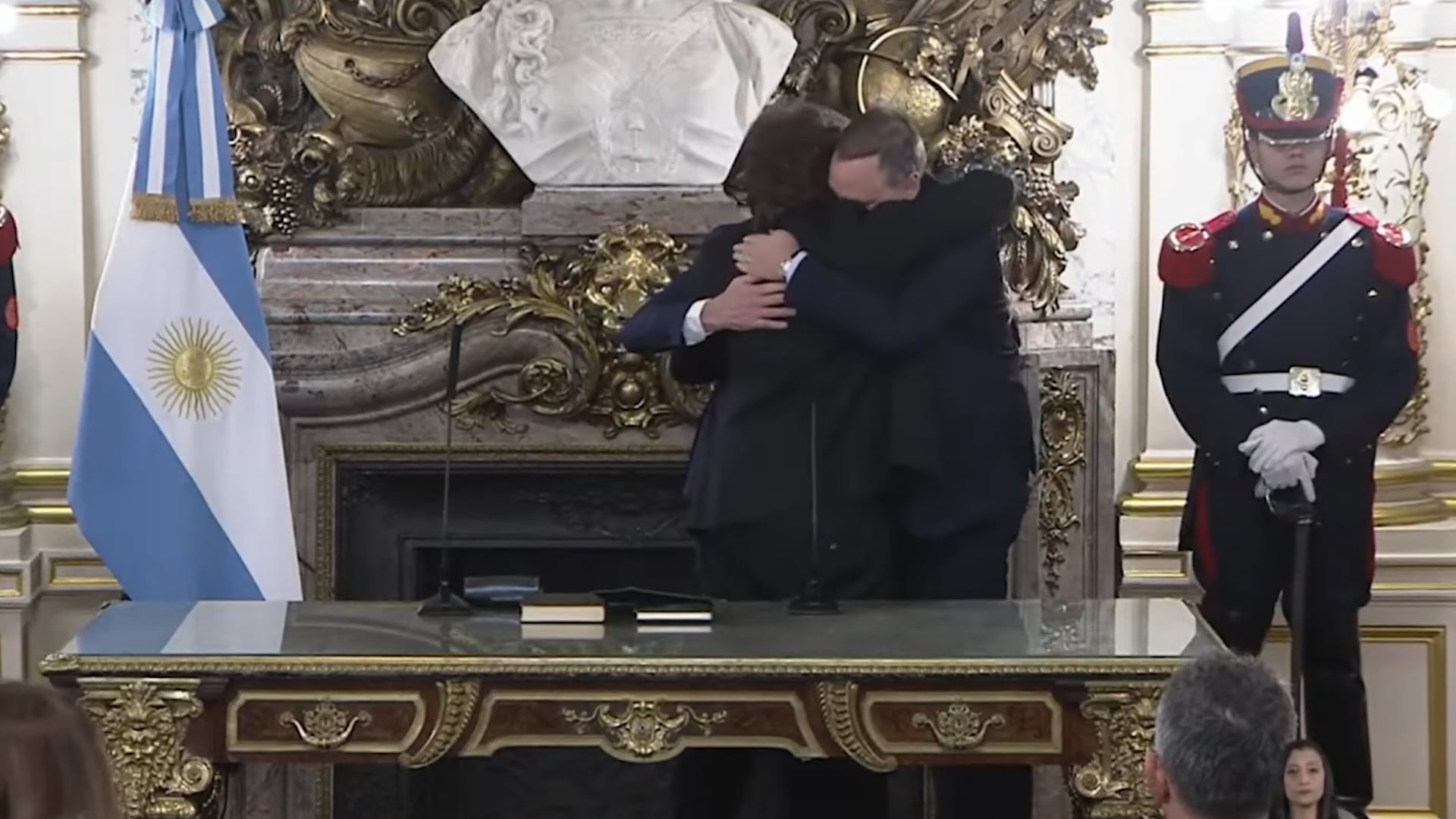 Javier Milei abrazó a Diego Santilli y a Manuel Adorni tras la jura en Casa Rosada y dejó una señal política de respaldo al funcionario saliente.