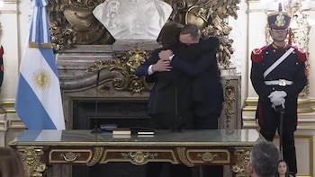 El momento del triple abrazo de Javier Milei, Manuel Adorni y Diego Santilli durante la jura del nuevo jefe de Gabinete