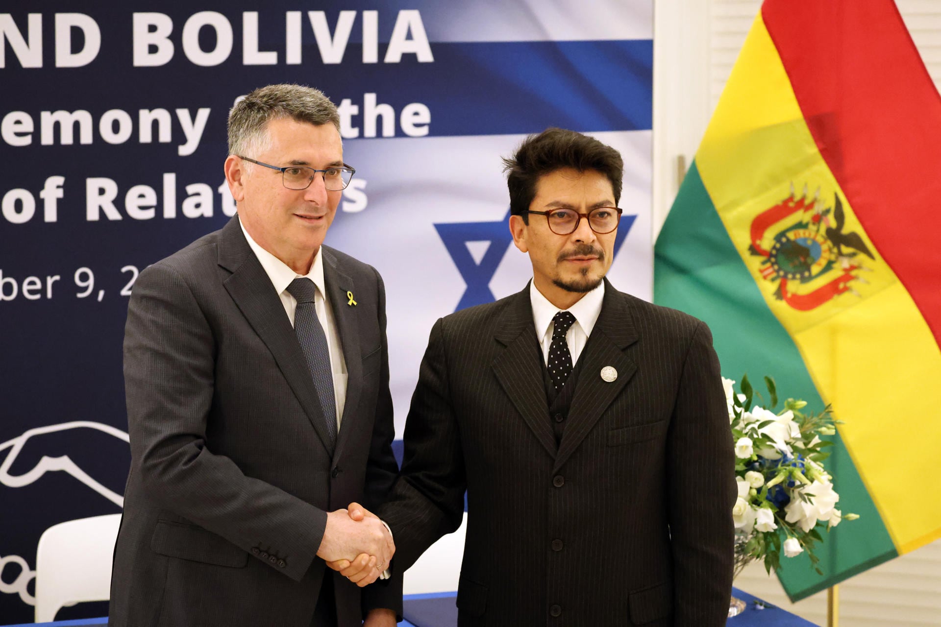 Los ministros de Exteriores de Bolivia, Fernando Aramayo (d), y de Israel, Gideon Sa'ar, se saludan durante la firma del acuerdo (EFE/ Octavio Guzmán)