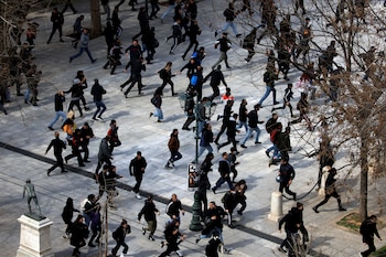 Los manifestantes huyen durante los enfrentamientos mientras se manifiestan durante una huelga nacional de 24 horas por el desastre ferroviario más mortífero del país el mes pasado, Atenas, Grecia, 16 de marzo de 2023. REUTERS/Alkis Konstantinidis