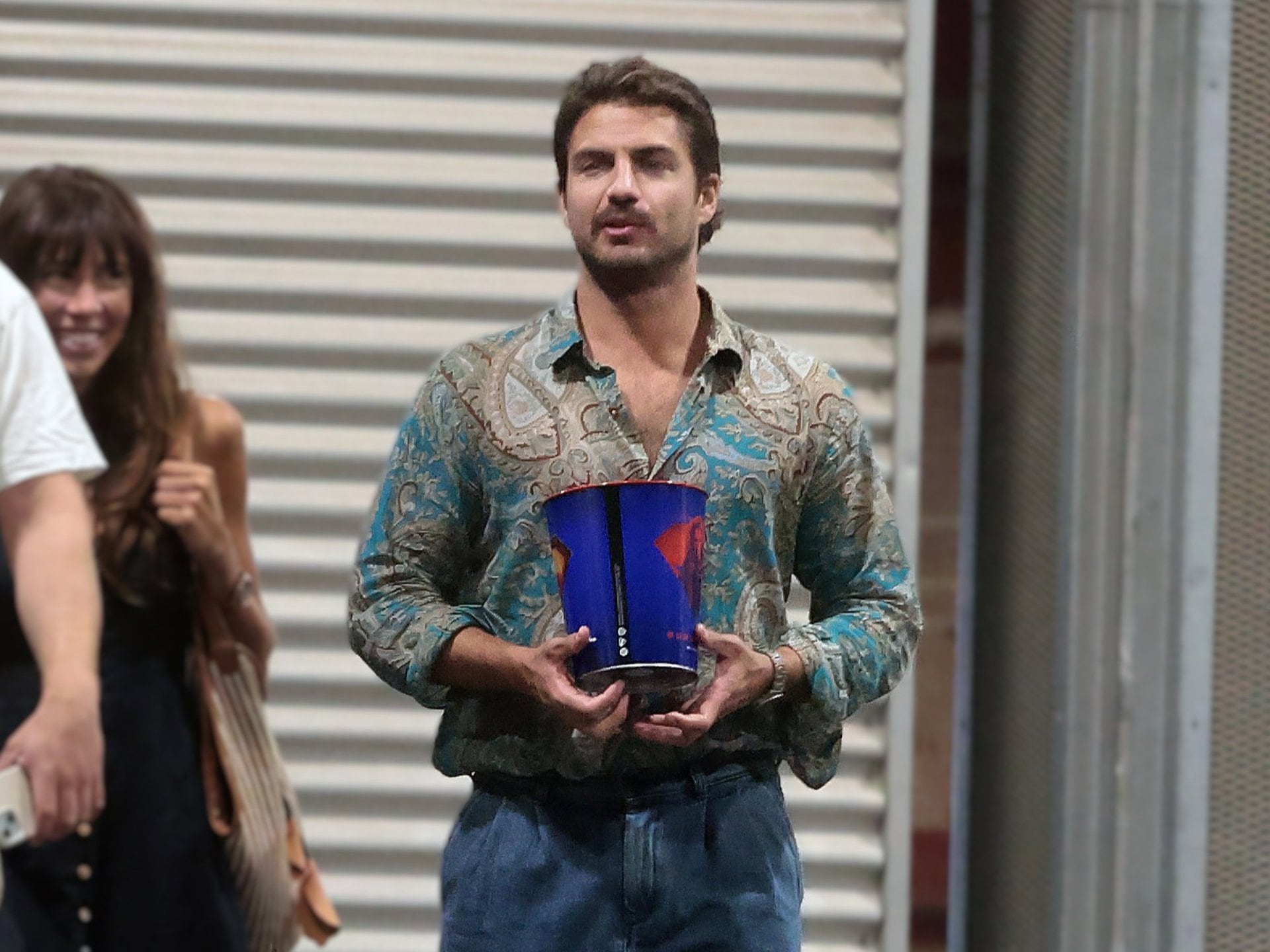Maxi Iglesias sale del cine con amigos, a 13 de julio de 2026, en Madrid (España)