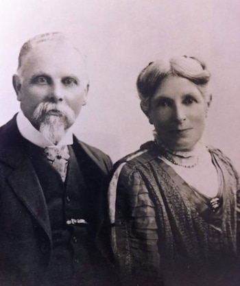 Los padres de Elena Greenhill,