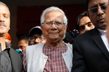 El premio Nobel de la Paz Muhammad Yunus sale de un tribunal laboral tras recibir una pena de 6 meses de prisión por violar las leyes laborales del país, en Daca, Bangladesh, el lunes 1 de enero de 2024. (AP Foto/ Mahmud Hossain Opu)