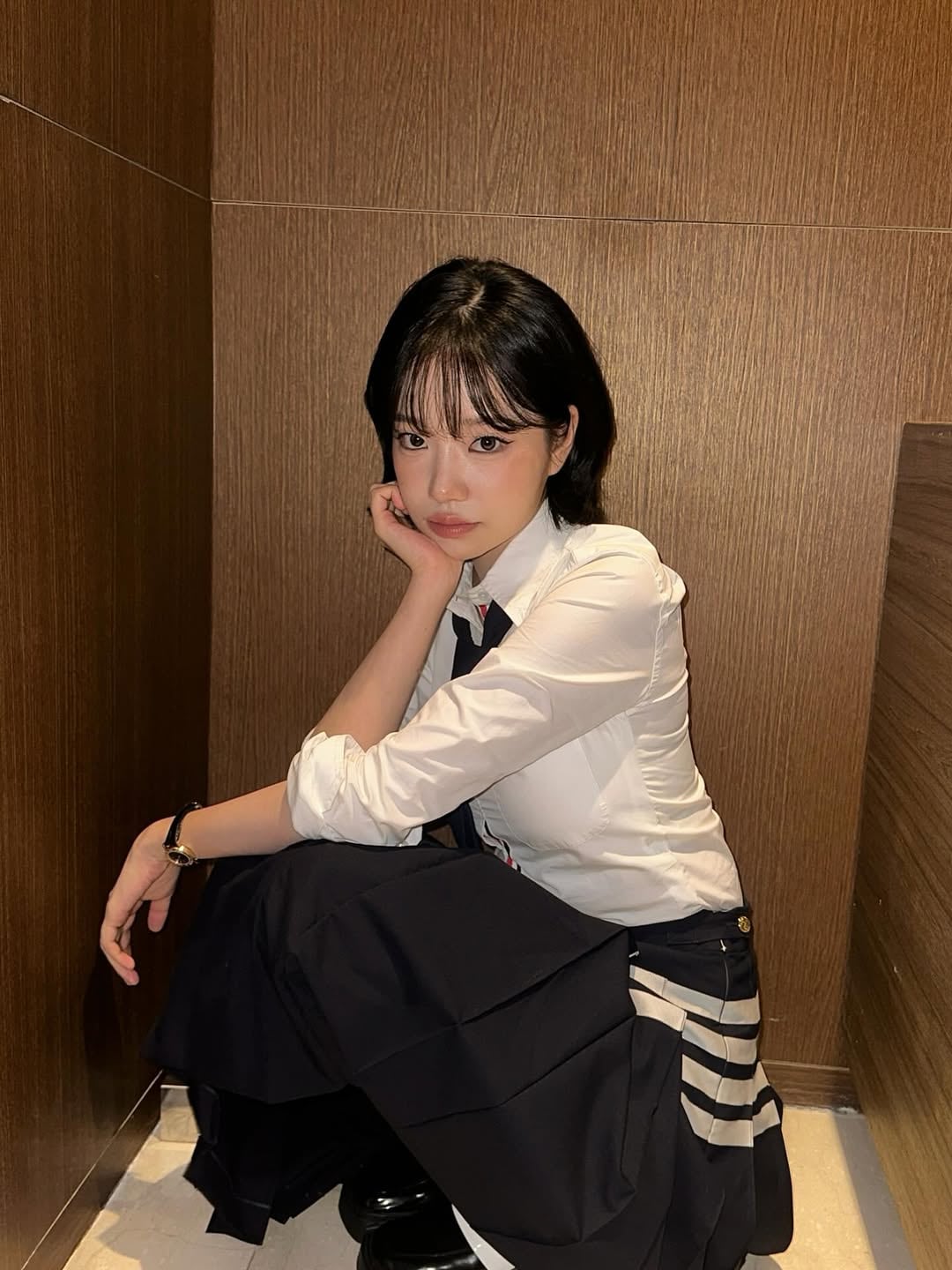 El look de Jo Yuri fusiona elegancia y frescura, convirtiéndola en un referente de moda surcoreana