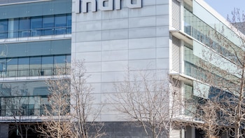 Indra cierra la compra del