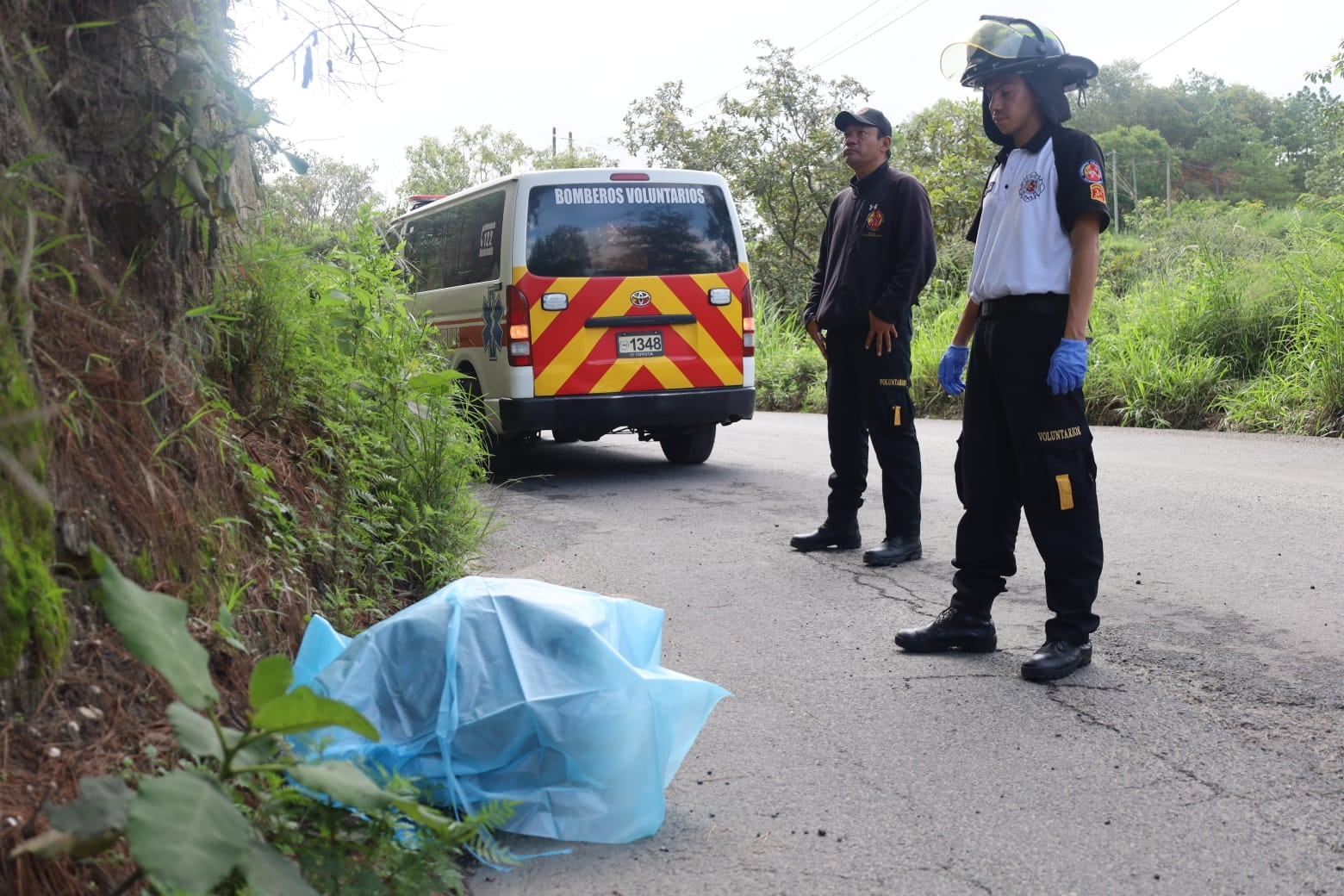 Los Bomberos Voluntarios localizaron el cadáver de una persona envuelto en bolsas plásticas a la orilla de una carretera en Santa Cruz Chinautla. (Bomberos Voluntarios)