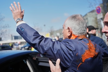 El príncipe heredero iraní exiliado, Reza Pahlavi, fue rociado con líquido rojo en Berlín