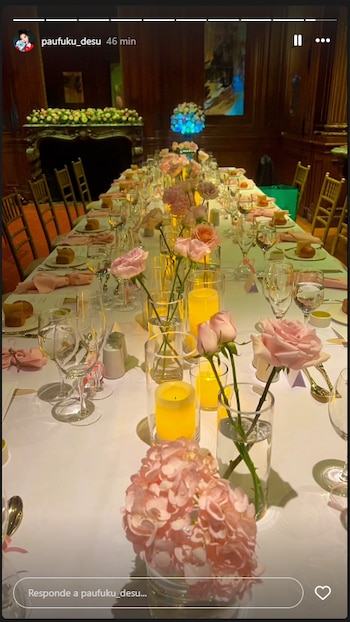 Dos mesas largas y elementos