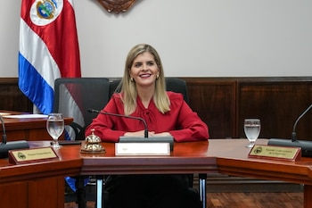 La presidenta Claudia Fernández, identificada como continuadora política del expresidente Rodrigo Chaves, ha manifestado su voluntad de acercarse a los diferentes poderes del Estado, en contraste con la tensa relación entre el gobierno anterior y el Congreso. Foto cortesía.
