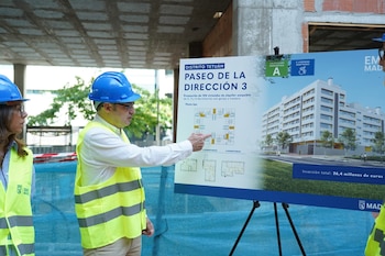 El concejal de Vivienda, Álvaro González, presentando una nueva promoción de la EMVS en el distrito de Tetuán
