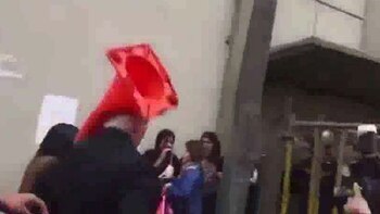 Perú: manifestantes agredieron a un