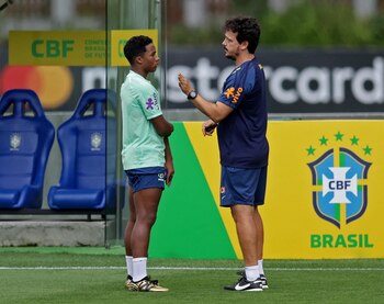 Endrick dialoga con Fernando Diniz, entrenador de la selección de Brasil, en el entrenamiento del equipo (REUTERS/Ricardo Moraes)