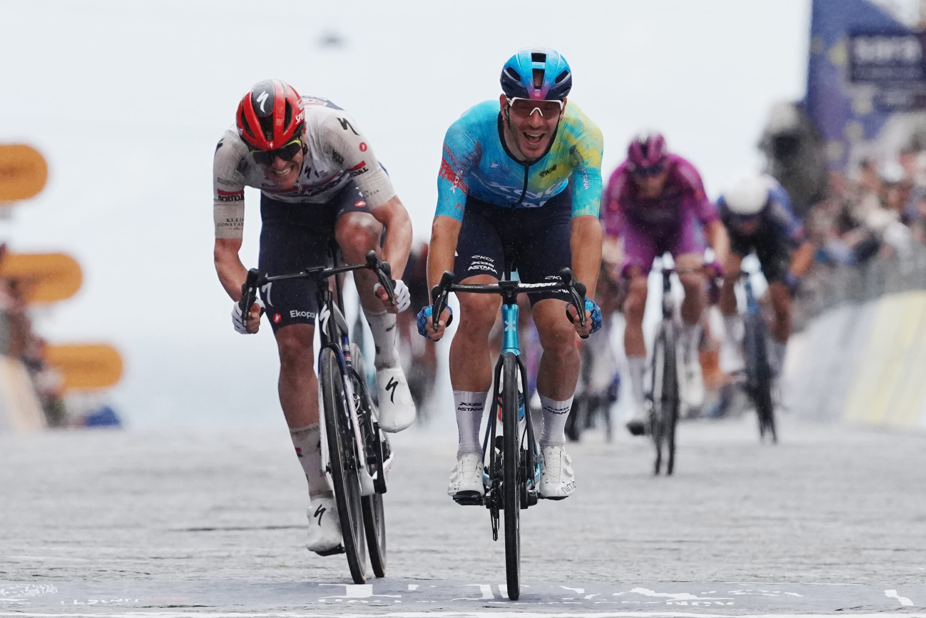 El caos generado por un espectador y dos caídas importantes marcaron la sexta jornada del Giro de Italia (Gian Mattia d'Alberto/LaPresse vía AP)