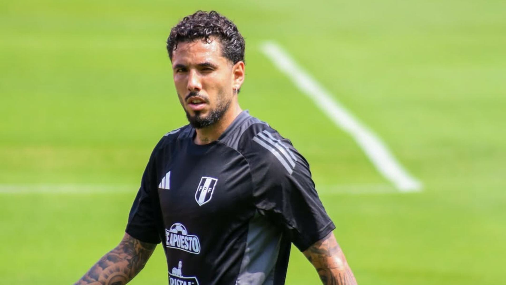 Mientras crecen las críticas por su comportamiento fuera de las canchas, Sergio Peña se mantiene entrenando con la selección de cara al decisivo duelo contra Colombia. (Willax)