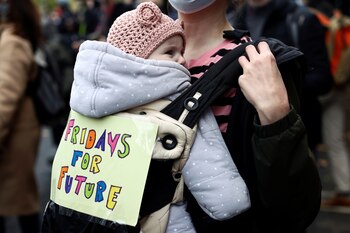 Una mujer carga una bebé