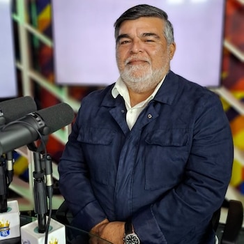 Irving Rodríguez, jefe de la Unidad Técnica de Comercio en el Espacio Público de la Alcaldía de San Salvador Centro, durante una entrevista sobre los preparativos de Sívarland en las fiestas agostinas (Cortesía: @radioyskl).