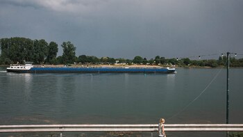 Una barcaza transita por el