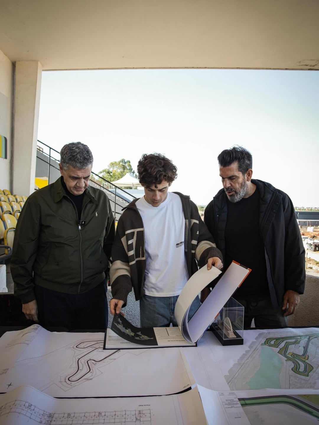 Jorge Macri, Franco Colapinto y Fabián Turnes, el Secretario de Deportes de la Ciudad, durante el encuentro en el Autódromo Oscar y Juan Gálvez