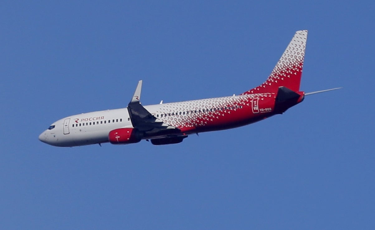 Un avión de la aerolínea rusa Rossiya, en Moscú (EFE/Maxim Shipenkov)