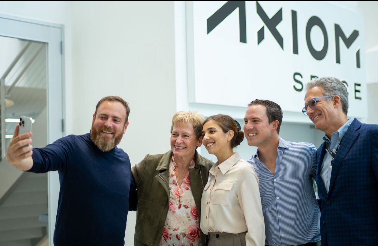 El acuerdo con Axiom Space garantiza la reserva de un lugar para un profesional argentino en una misión privada prevista para no antes de 2027