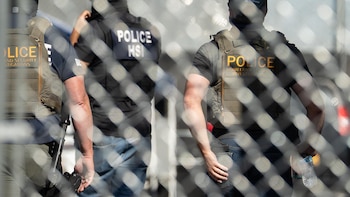 Muere un hombre venezolano bajo custodia del ICE al ser trasladado cuatro días después de su detención