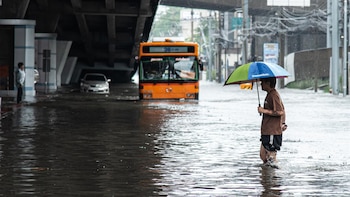 Bangkok suspende el transporte ante las severas inundaciones provocadas por las intensas precipitaciones