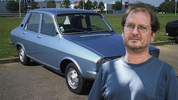 Martín Kohan y un auto