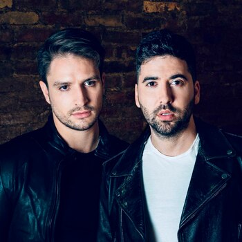 Fotografía cedida por el dúo Santi, un dúo de ritmos alternativos que nació de un encuentro casual en Boston y que integra el cantante y compositor peruano Santiago Dañino junto con el productor estadounidense Andrew Dominitz, dos licenciados en tecnología que usan su bagaje corporativo para contribuir a "la evolución de la música latina". EFE/ Santi