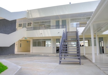 El Salvador busca equipar por igual las 5,162 escuelas públicas, promoviendo la migración de alumnos desde colegios privados hacia el sector estatal por mejores recursos. (Foto: Secretaría de Prensa)
