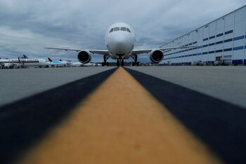 FOTO DE ARCHIVO: El Boeing 787-10 Dreamliner, en la pista antes de una ceremonia de entrega a Singapore Airlines en la planta de Boeing de Carolina del Sur en North Charleston, Estados Unidos. 25 de marzo de 2018. REUTERS/Randall Hill