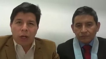 El expresidente de Perú Pedro Castillo y el abogado Wilfredo Robles Rivera, de pie frente a un fondo blanco, en una toma de cintura para arriba