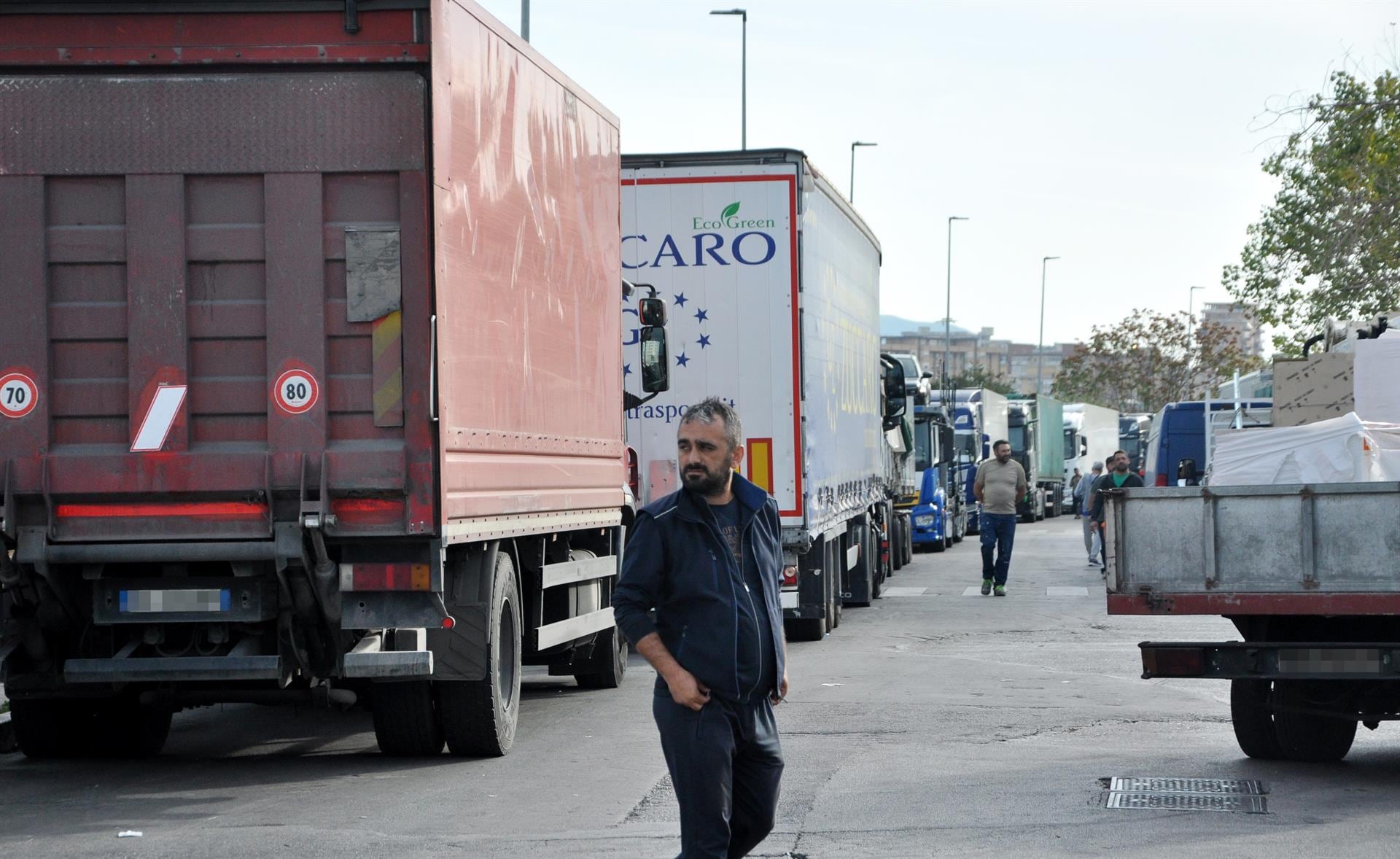 Los transportistas italianos mantienen los bloqueos para afianzar ayudas frente al aumento del precio del diésel