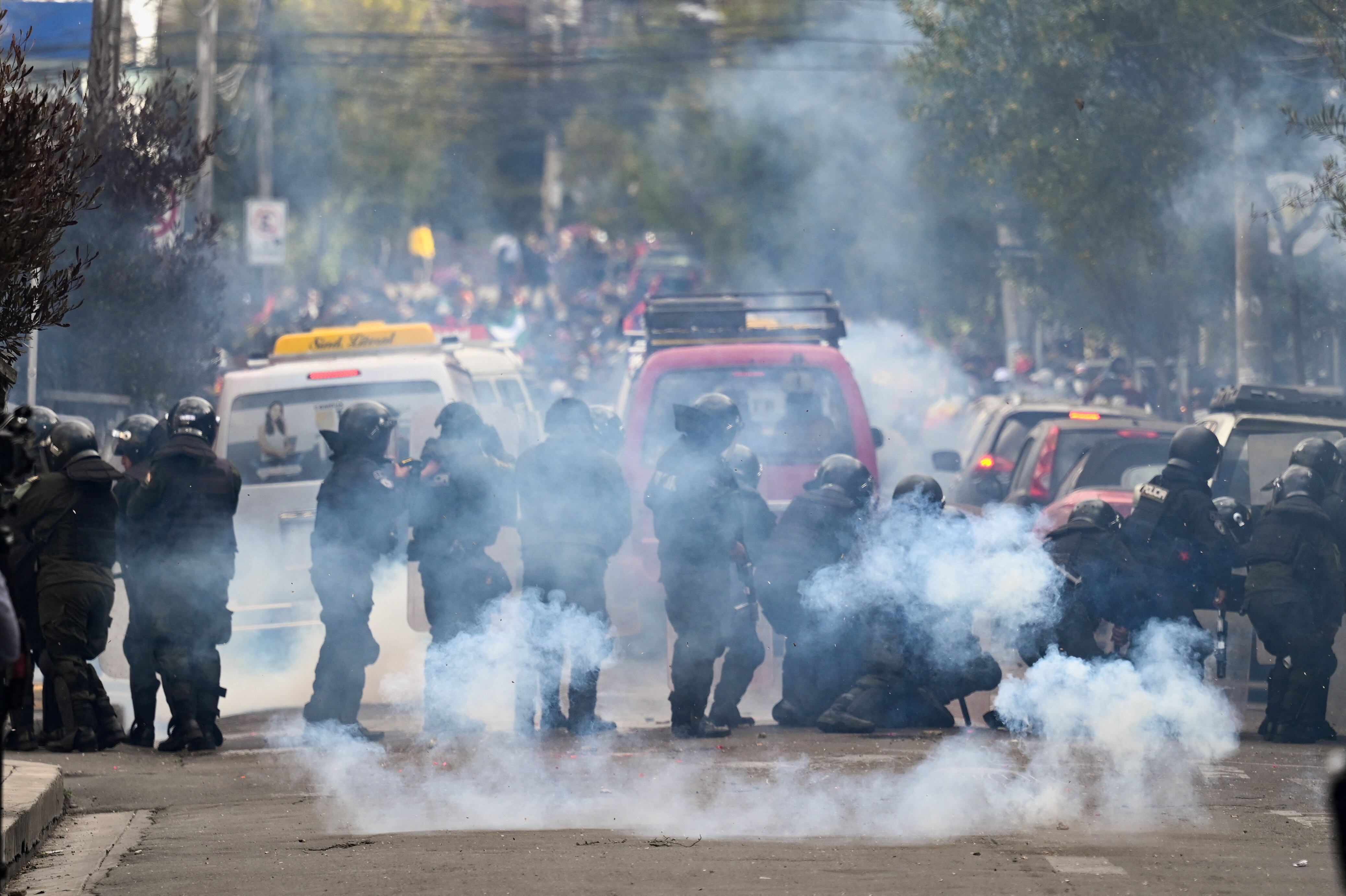 Agentes de la policía antidisturbios lanzaron gases lacrimógenos contra partidarios de Morales en La Paz, Bolivia, este 29 de mayo de 2025 (REUTERS/Claudia Morales)