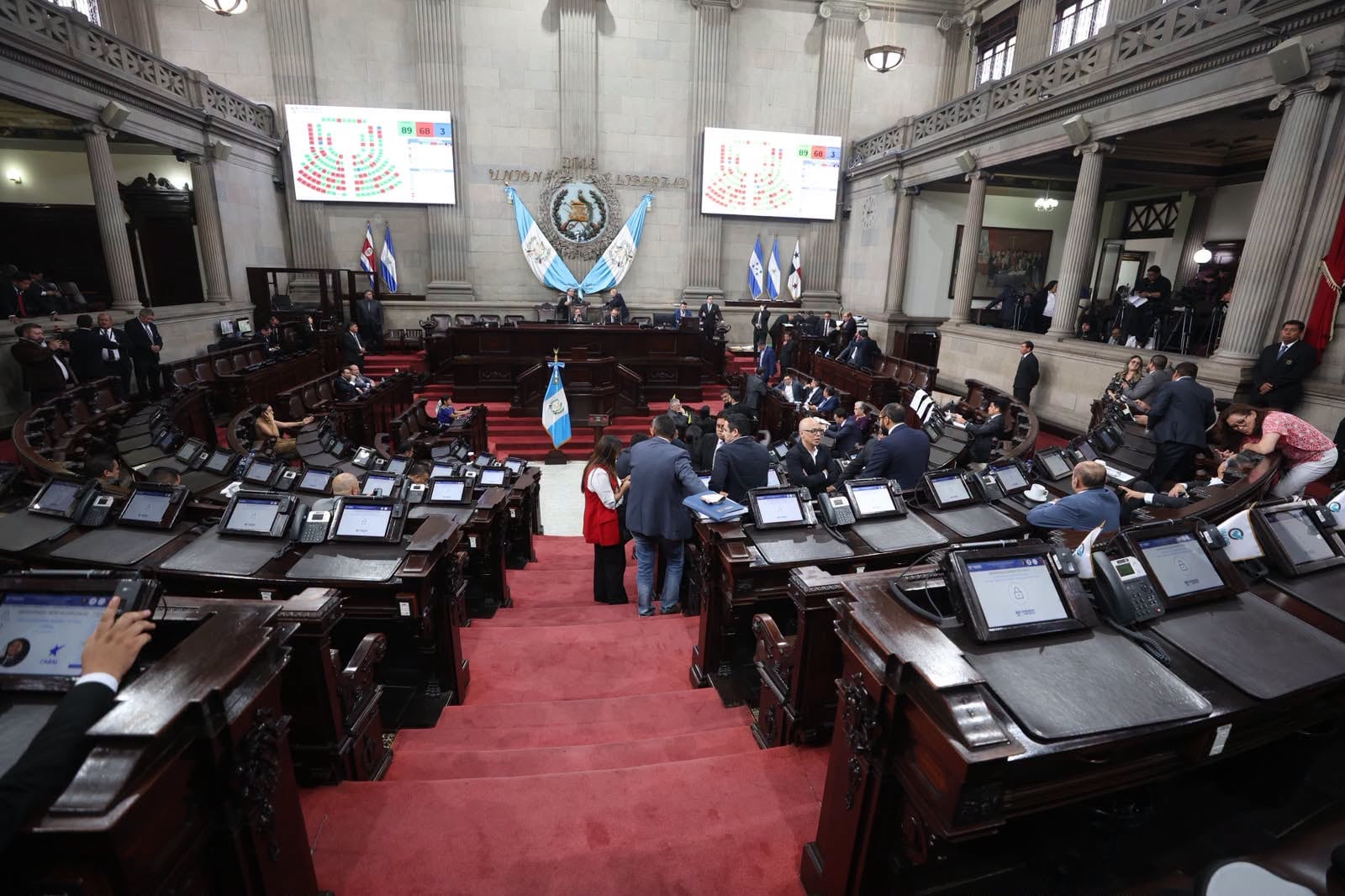 El pleno del Congreso de la República de Guatemala sesiona en su hemiciclo, donde se observan pantallas electrónicas con los resultados de votación. (Congreso de la República de Guatemala)