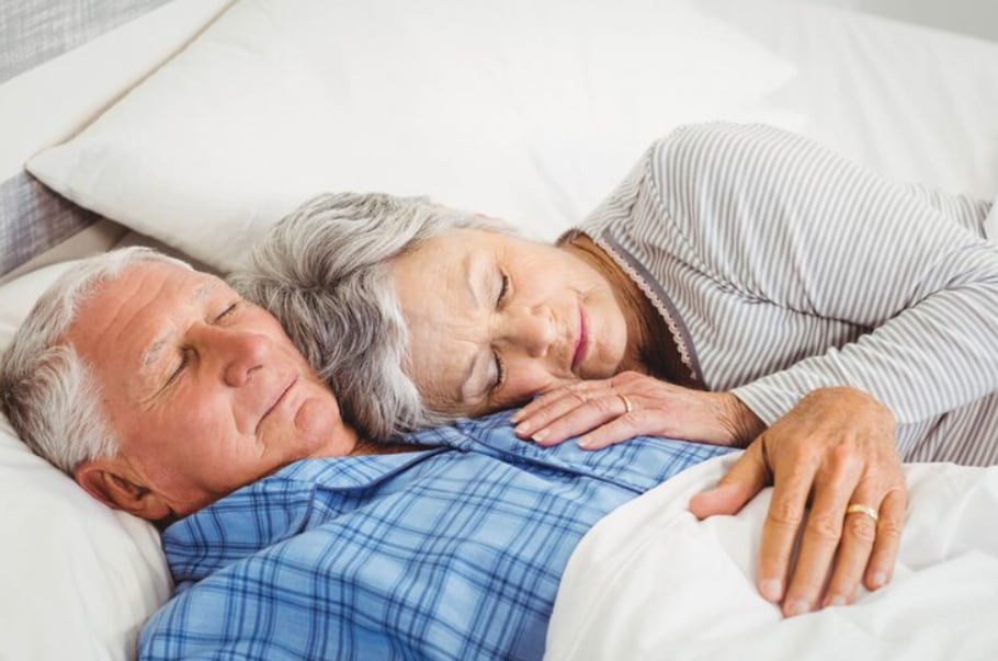 La inactividad nocturna y la disminución del líquido sinovial favorecen la sensación de articulaciones rígidas al despertar, especialmente con el envejecimiento (Crédito: Freepik)