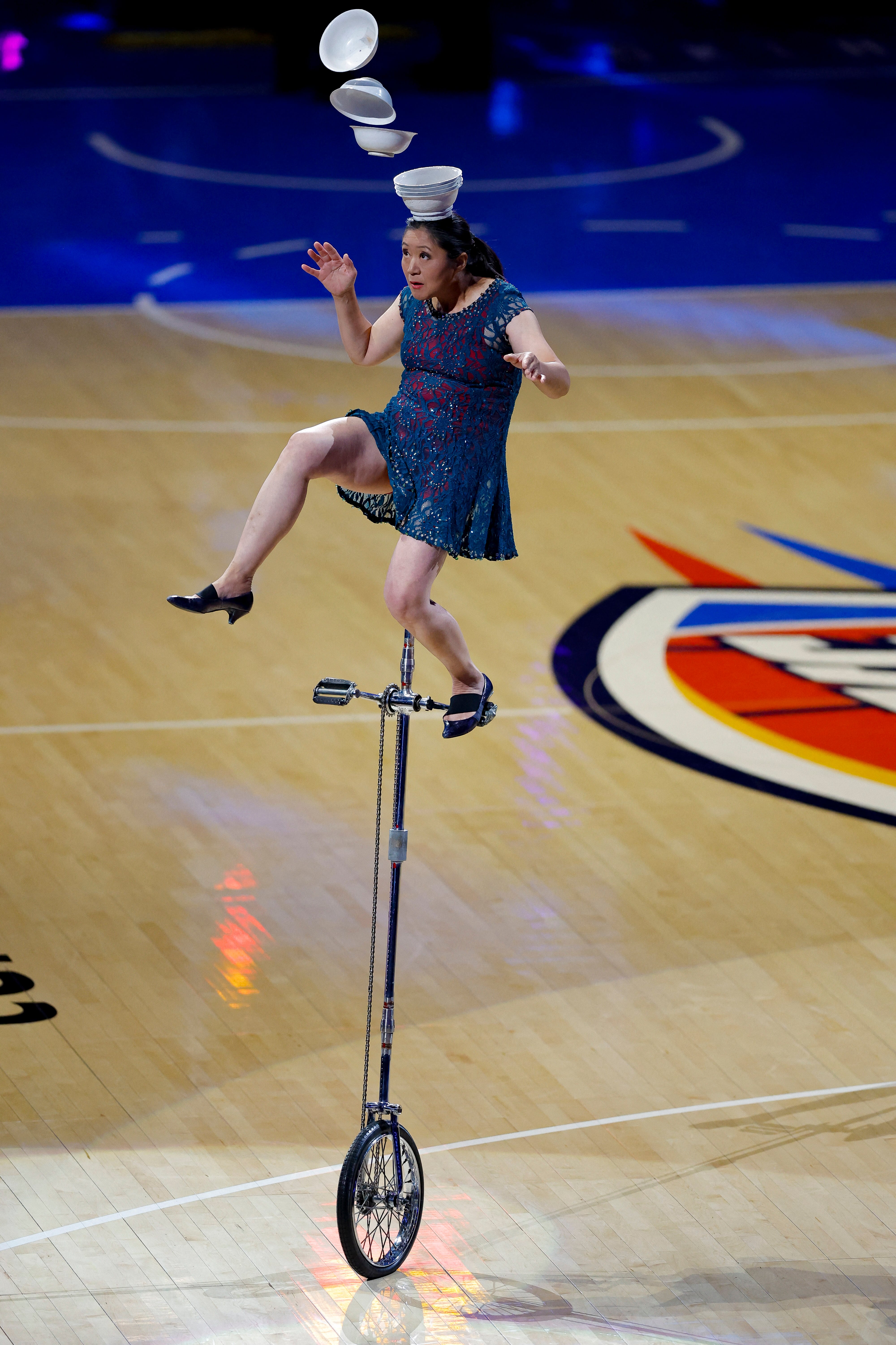 La acróbata china Red Panda en acción durante la final de la NBA entre Oklahoma City Thunder e Indiana Pacers (Alonzo Adams-Imagn Images)